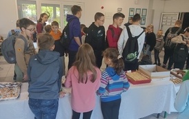 Dzieci kupują ciasta i babeczki.