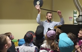 Uczniowie oglądają taśmę filmową.