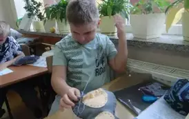 Uczniowie szyją misie 25