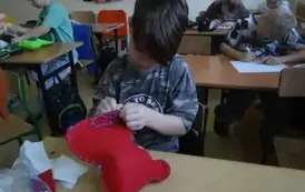 Uczniowie szyją misie 24