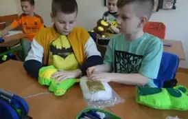 Uczniowie szyją misie 23