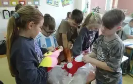 Uczniowie szyją misie 22