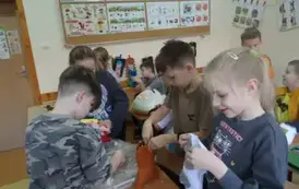 Uczniowie szyją misie 21