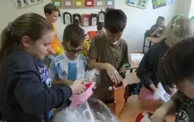 Uczniowie szyją misie 20