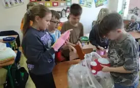 Uczniowie szyją misie 19