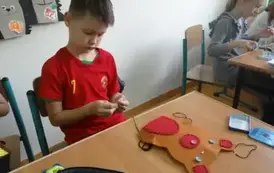 Uczniowie szyją misie 13