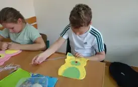 Uczniowie szyją misie 10