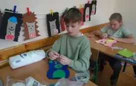 Uczniowie szyją misie 8