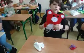 Uczniowie szyją misie 7