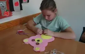Uczniowe szyją misie 11