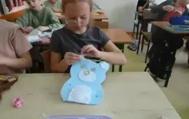 Uczniowe szyją misie 5