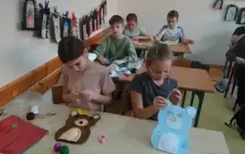 Uczniowe szyją misie 3