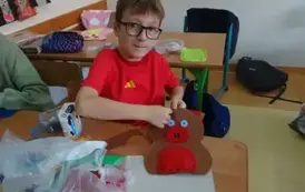 Uczniowe szyją misie 2