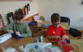 Uczniowe szyją misie 1