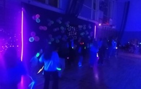 Dyskoteka fluo klas IV-VIII (17)