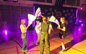 Dyskoteka fluo klas IV-VIII (8)