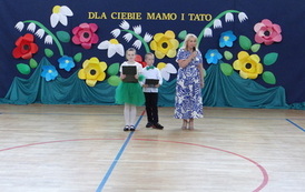 Uczniowie prowadzący oraz witająca gości Pani Dyrektor Urszula Wielczyk