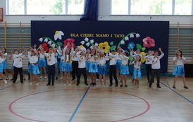 Uczniowie klasy trzeciej śpiewają piosenkę dla mamy i taty