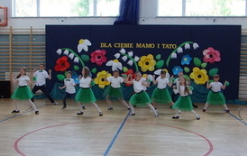Uczniowie klasy 2 tańczą taniec wsp&oacute;łczesny