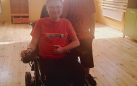 Chłopcy ubrani na czerwono