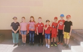 Uczniowie z klasy pierwszej ubrani na czerwono