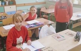 Dziewczynki ubrane na czerwono