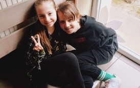 Dziewczynki ubrane na czarno