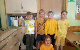 Dzieci ubrane na ż&oacute;łto