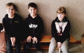 Dzieci ubrane na czarno