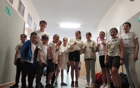 Dzieci ubrane na biało