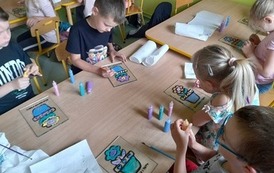 uczniowie przygotowują upominki dla Rodzic&oacute;w