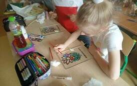 uczniowie przygotowują upominki dla Rodzic&oacute;w 3