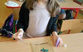 uczniowie przygotowują upominki dla Rodzic&oacute;w 2