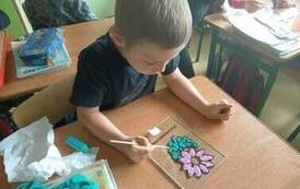 uczniowie przygotowują upominki dla Rodzic&oacute;w 1