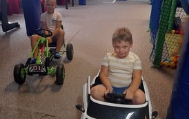 przedszkolaki jeżdzą zabawkowymi samochodami 5