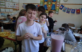 Uczniowie przygotowują koktajl 11