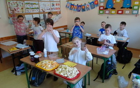 Uczniowie przygotowują koktajl 10