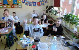 Uczniowie przygotowują koktajl 9