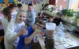 Uczniowie przygotowują koktajl 8