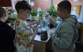 Uczniowie przygotowują koktajl 6