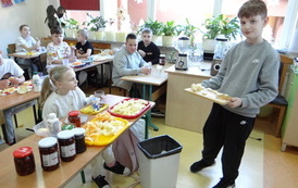 Uczniowie przygotowują koktajl 5