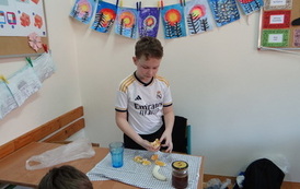 Uczniowie przygotowują koktajl 4