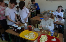 Uczniowie przygotowują koktajl 3