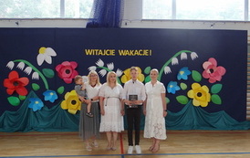 Wyr&oacute;żniony uczeń klasy 7 z Panią Dyrektor, przewodniczącą rady Rodzic&oacute;w i wychowawcą