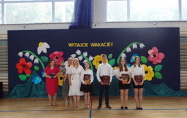 Wyr&oacute;żnieni uczniowie klasy 8 z Panią Dyrektor, przewodniczącą Rady Rodzic&oacute;w i wychowawcą