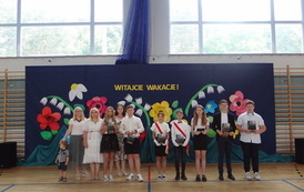 Wyr&oacute;żnieni uczniowie klasy 6 z Panią Dyrektor, przewodniczącą Rady Rodzic&oacute;w i wychowawcą