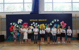 Wyr&oacute;żnieni uczniowie klasy 5 z Panią Dyrektor, przewodniczącą Rady Rodzic&oacute;w i wychowawcą