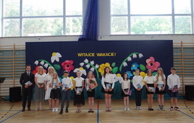 Wyr&oacute;żnieni uczniowie klasy 4 z Panią Dyrektor, przewodniczącą rady Rodzic&oacute;w i wychowawcą