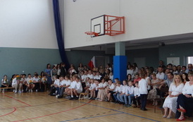 Uczniowie zgromadzeni na sali gimnastycznej