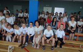 Uczniowie z nauczycielką